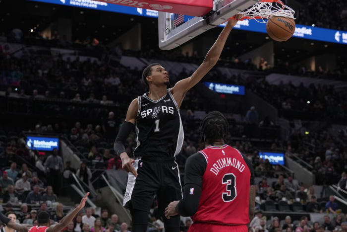 Spurs center Victor Wembanyama dunks in front of Chicago Bulls center Andre Drummond (3) in the second half at the Frost Bank Center.